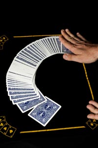 Magicien professionnel specialiste de la magie des cartes